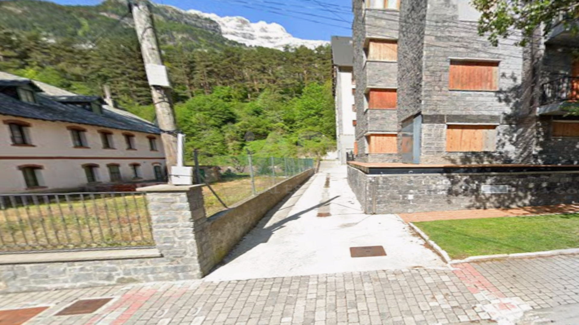 Vista exterior de Local en venta en Canfranc