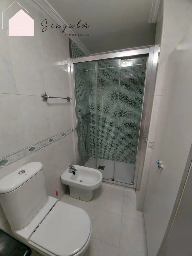 Badezimmer von Wohnung zur Miete in Vigo  mit Heizung, Parkett und Terrasse
