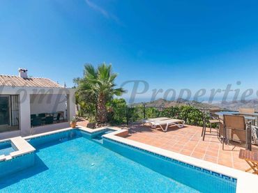 Casa amb piscina en venda a Cómpeta