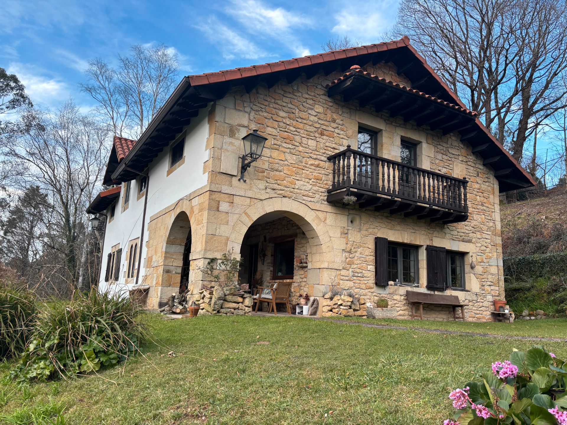 Vista exterior de Casa o xalet en venda en Alfoz de Lloredo amb Calefacció, Jardí privat i Parquet
