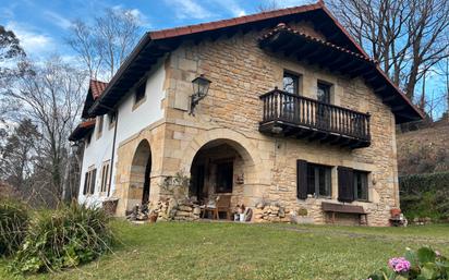 Vista exterior de Casa o xalet en venda en Alfoz de Lloredo amb Calefacció, Jardí privat i Parquet