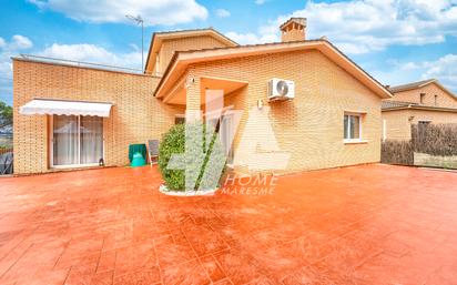 Vista exterior de Casa o xalet en venda en La Roca del Vallès amb Aire condicionat, Calefacció i Jardí privat