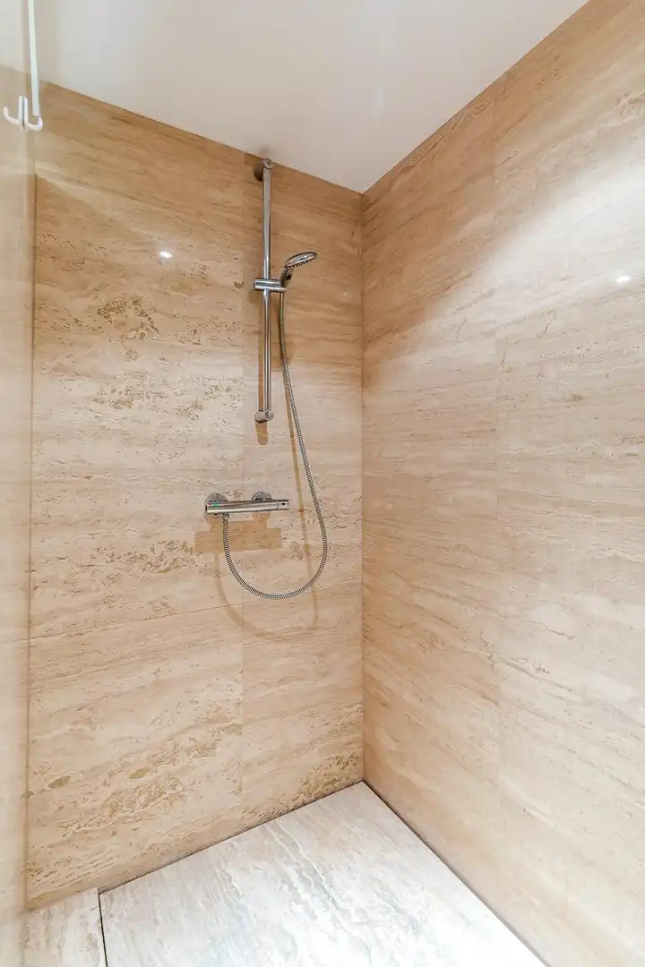 Baño de Dúplex de alquiler en Madrid con Aire acondicionado, Calefacción y Parquet
