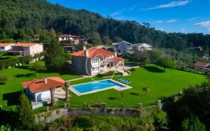 Vista exterior de Casa o xalet en venda en Poio amb Terrassa, Piscina i Balcó