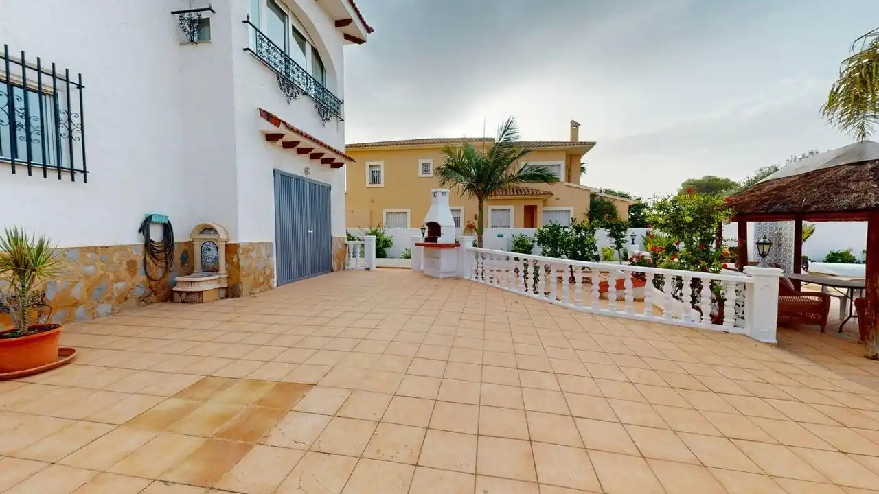 Vista exterior de Casa o xalet en venda en L'Alfàs del Pi amb Jardí privat, Terrassa i Traster