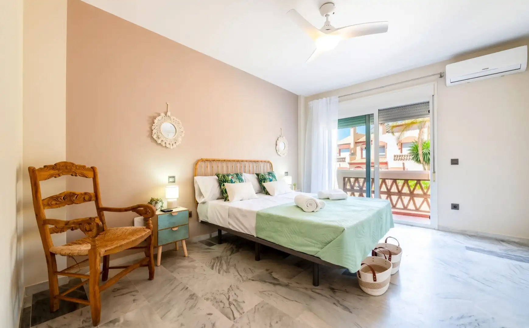 Dormitori de Casa adosada en venda en Marbella amb Aire condicionat, Jardí privat i Terrassa