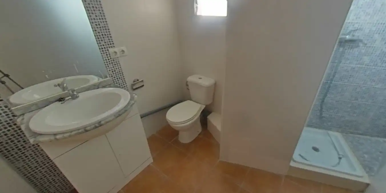Baño de Piso en venta en Yátova con Balcón