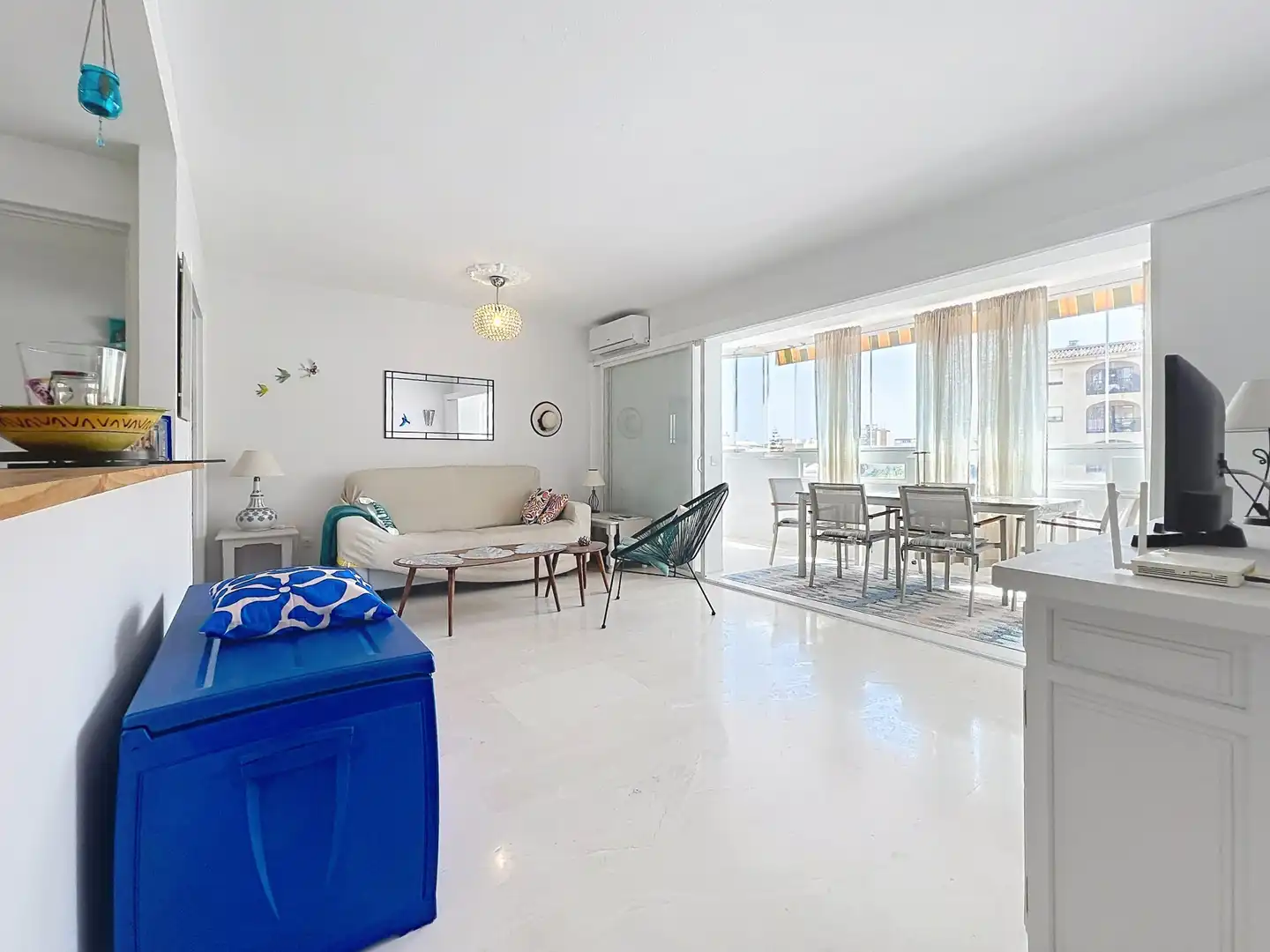 Sala d'estar de Apartament en venda en Manilva amb Aire condicionat i Moblat