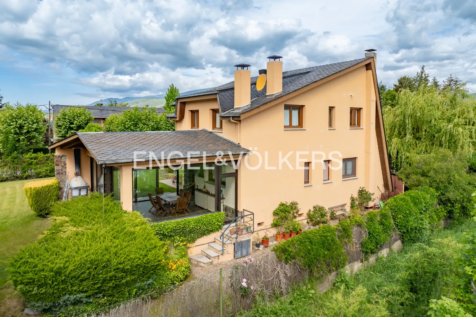 Vista exterior de Casa o xalet en venda en Puigcerdà amb Calefacció, Jardí privat i Parquet
