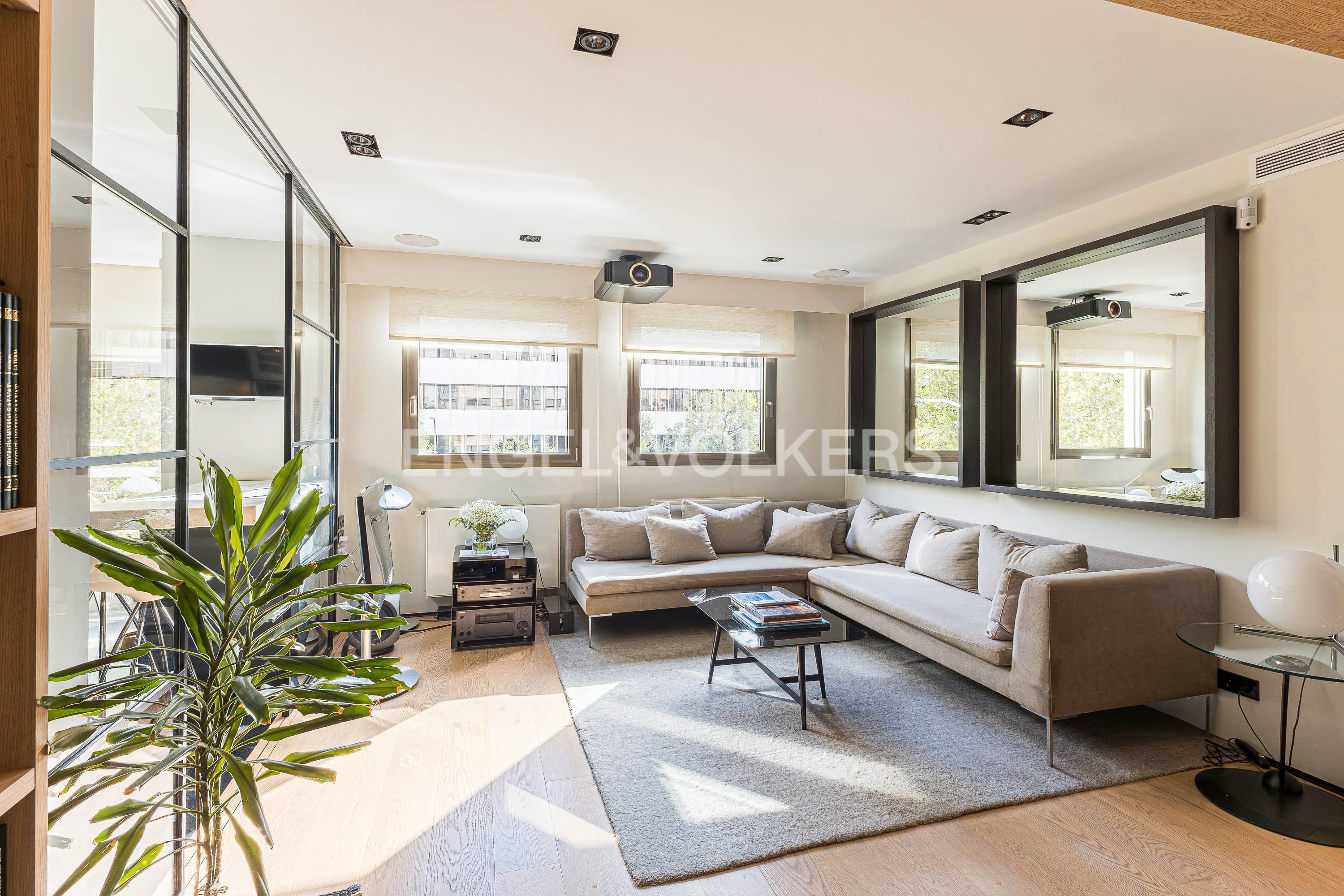 Living room of Apartment for sale in  Madrid Capital  with Air Conditioner, Heating and Private garden