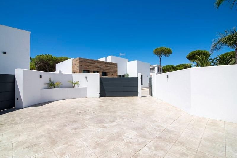 Exterior view of House or chalet for sale in Chiclana de la Frontera  with Air Conditioner, Heating and Private garden