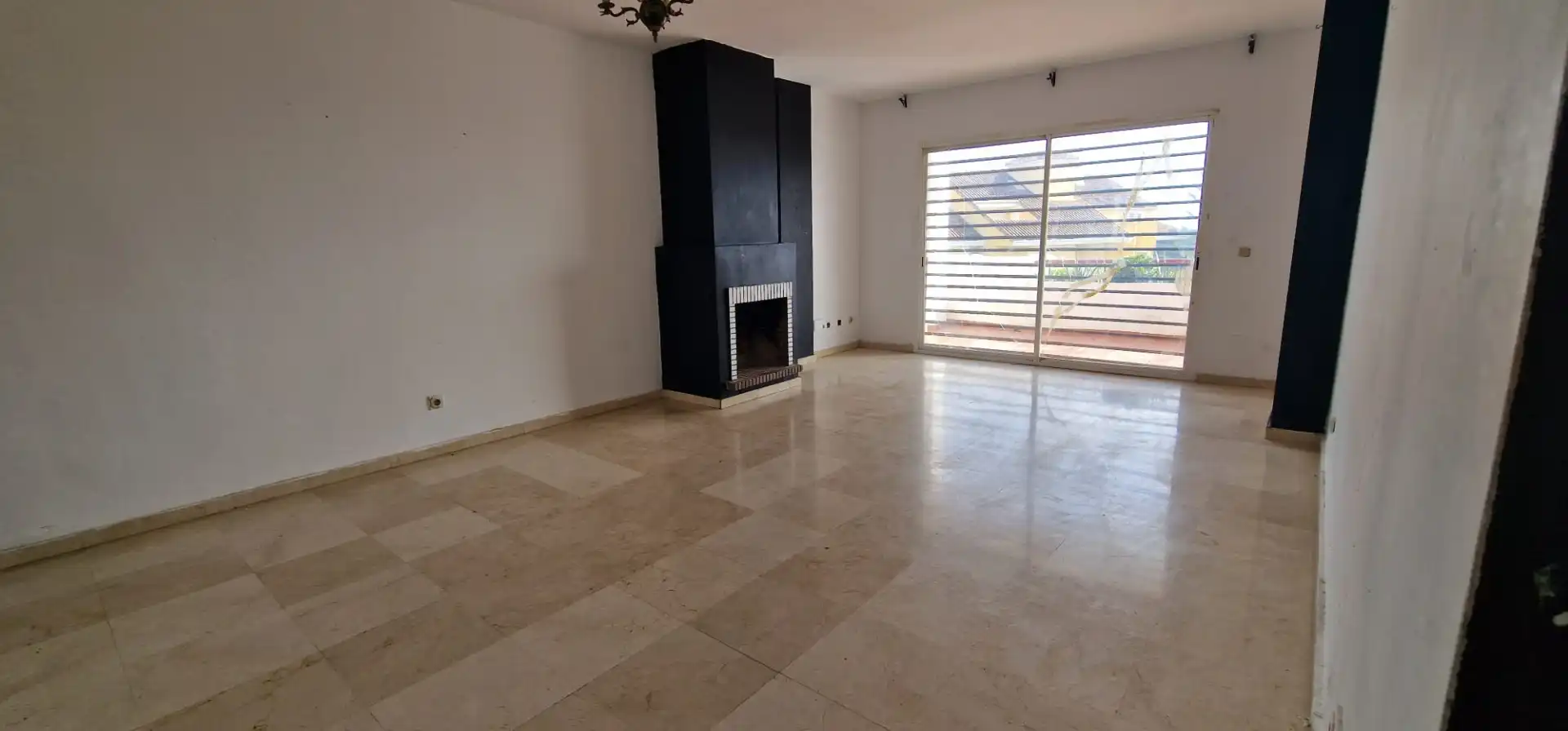 Sala de estar de Piso en venta en Estepona con Jardín privado, Terraza y Piscina