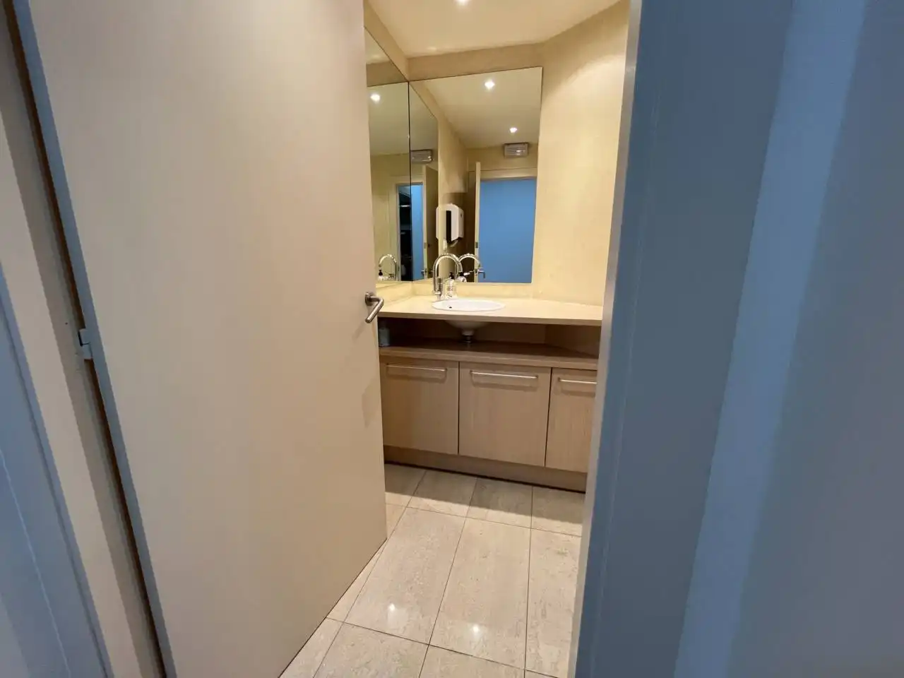 Baño de Oficina de alquiler en Esplugues de Llobregat con Aire acondicionado, Calefacción y Alarma