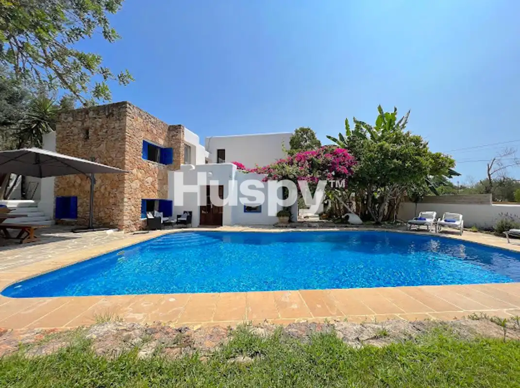 Casa con piscina en venta en Carrer Guillem De Montgri