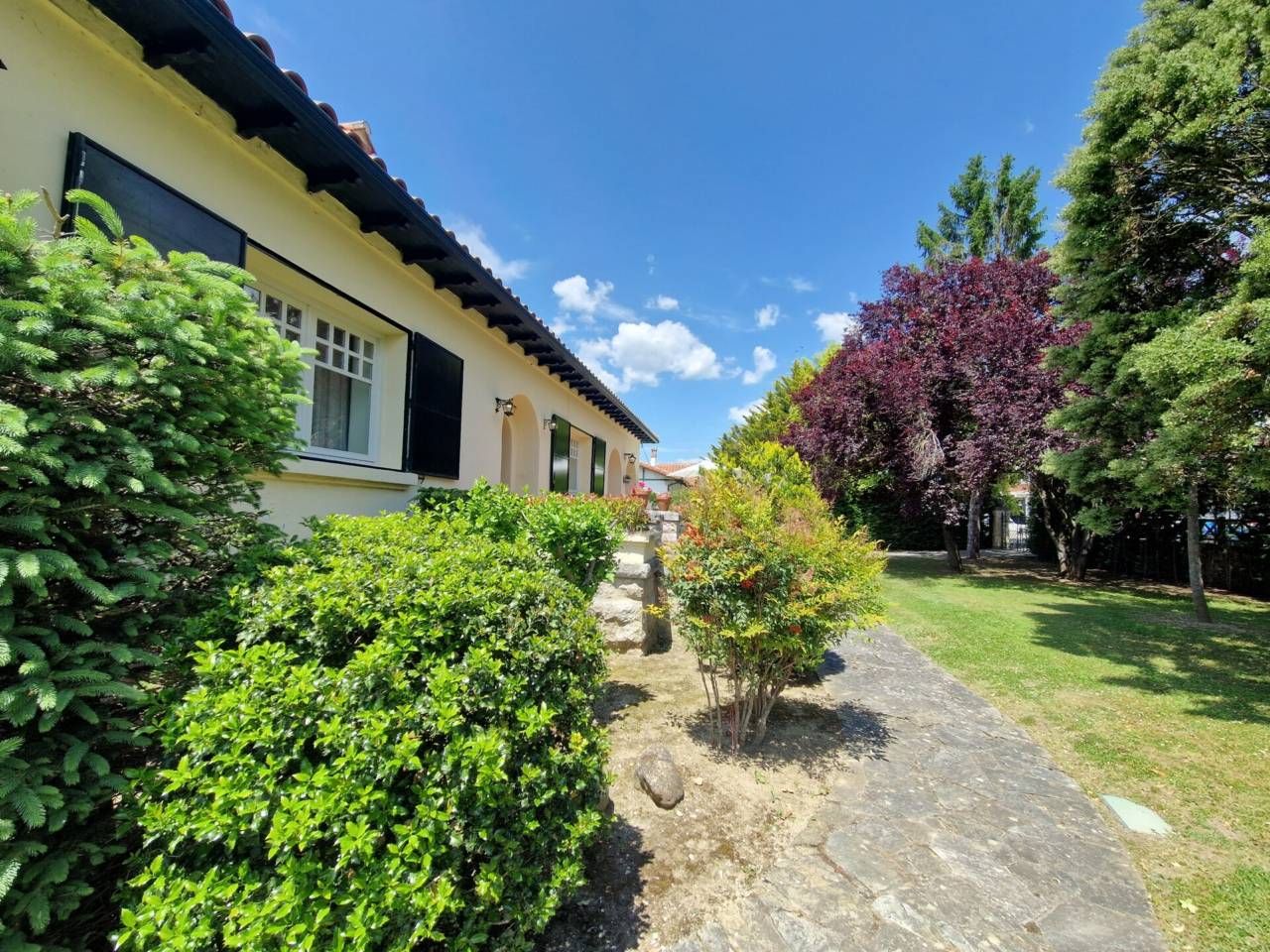 Vista exterior de Casa o xalet en venda en Villarcayo de Merindad de Castilla la Vieja amb Calefacció, Jardí privat i Terrassa