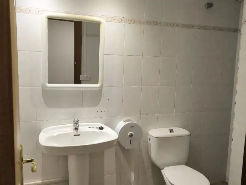 Bany de Oficina de lloguer en Elda amb Aire condicionat, Calefacció i Moblat