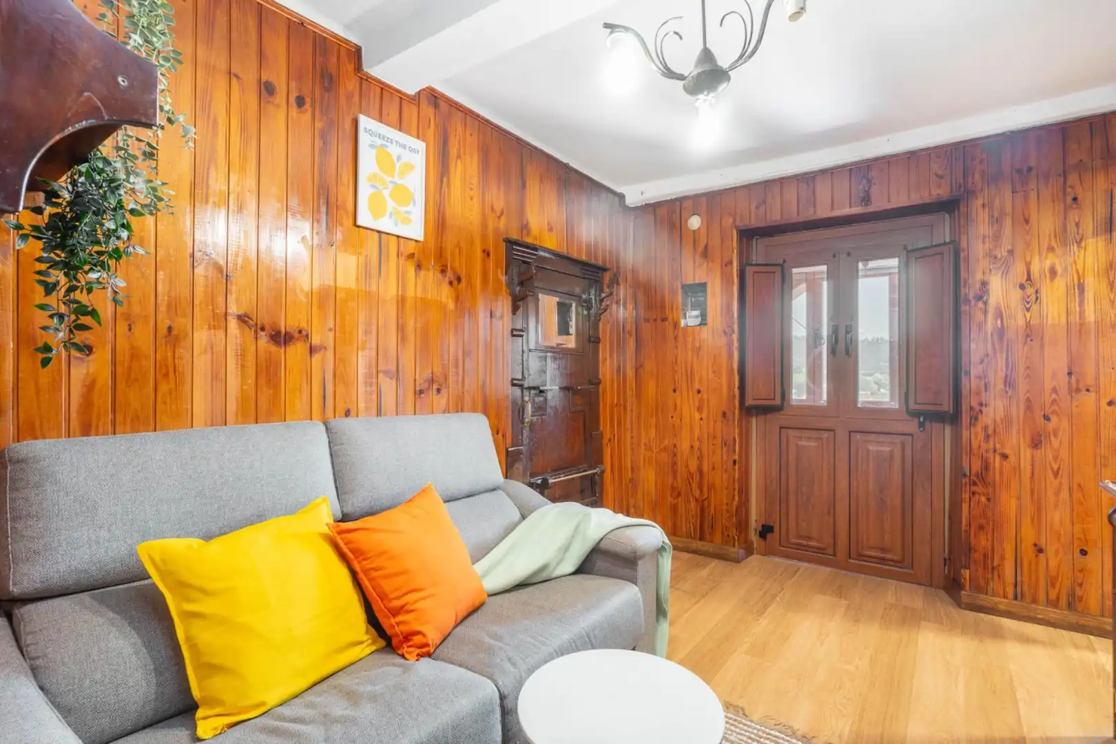 Sala de estar de Casa o chalet en venta en Sariego con Calefacción, Terraza y Amueblado