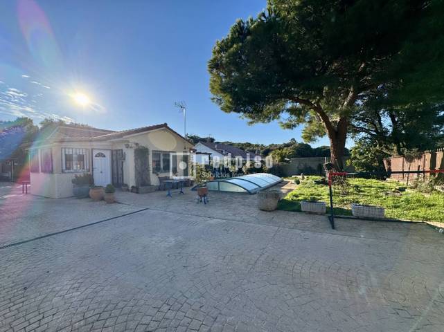 Casa-chalet en Venta en del Poniente en Las Zorreras - Monte Encinar