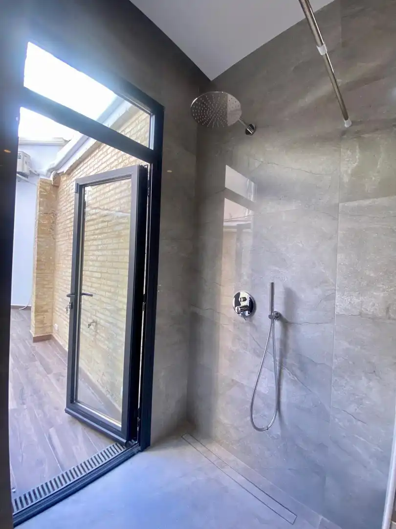 Badezimmer von Erdgeschoss zum Verkauf in Valencia mit Klimaanlage, Heizung und Terrasse