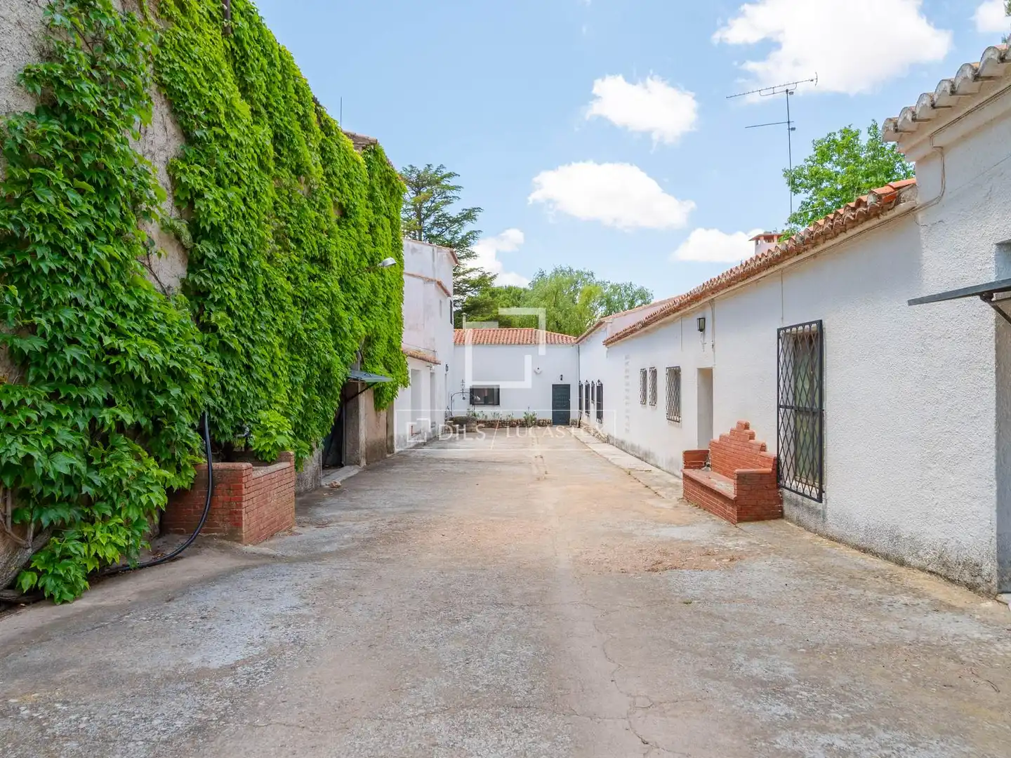 Vista exterior de Finca rústica en venda en Requena amb Calefacció, Jardí privat i Terrassa