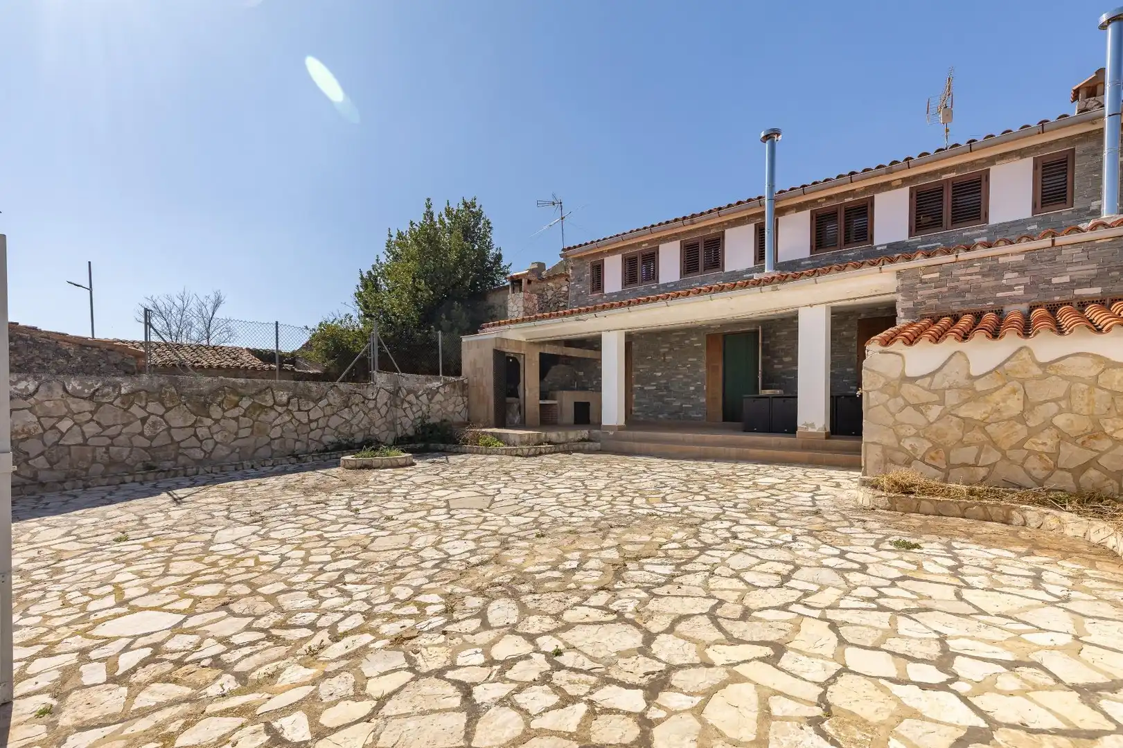 Vista exterior de Casa adosada en venta en Enguera con Calefacción, Terraza y Trastero
