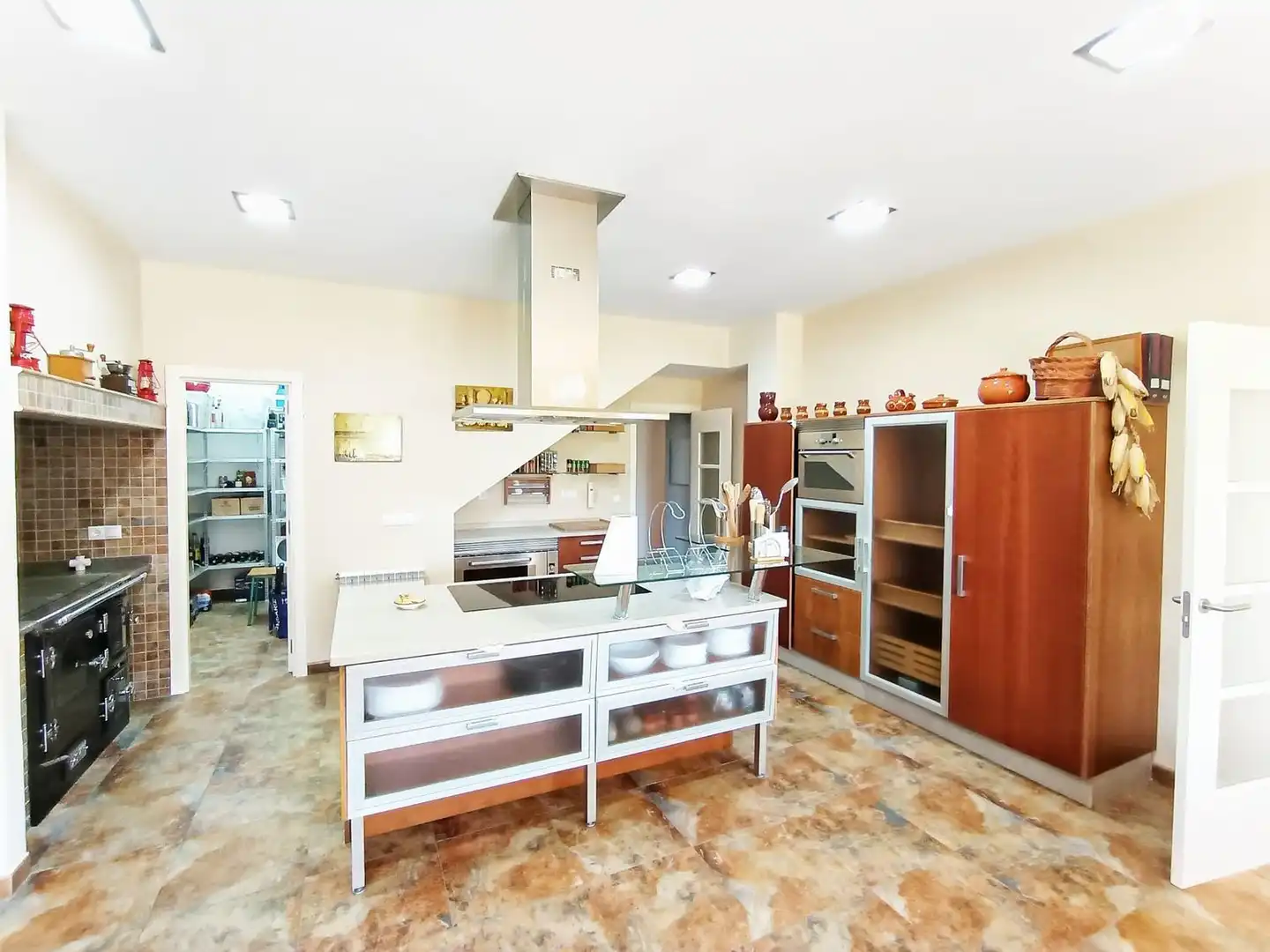 Cuina de Casa o xalet en venda en Pontevedra Capital  amb Jardí privat, Terrassa i Traster