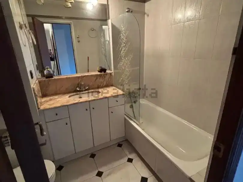 Badezimmer von Wohnung zum Verkauf in Terrassa mit Balkon