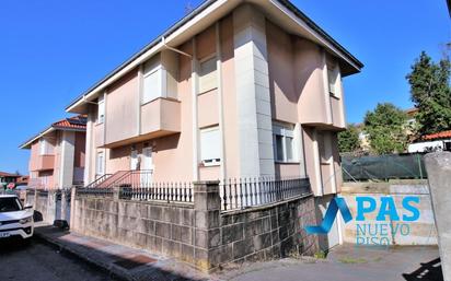 Vista exterior de Casa o xalet en venda en Camargo amb Calefacció, Jardí privat i Moblat
