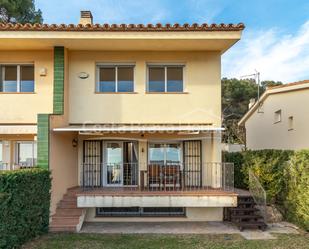 Vista exterior de Casa adosada en venda en Sant Feliu de Guíxols amb Calefacció, Jardí privat i Terrassa