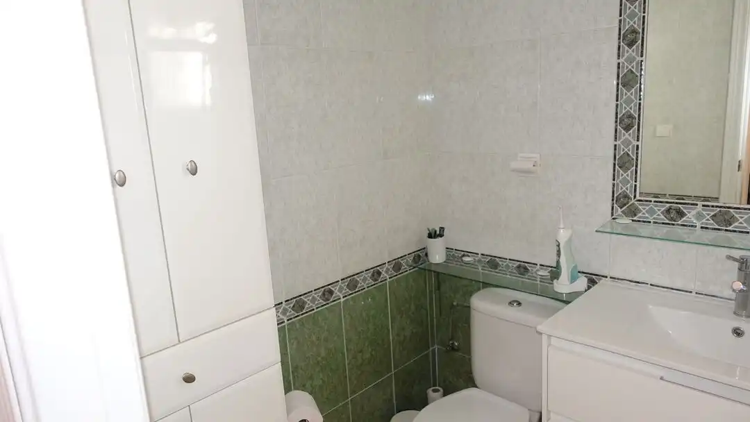 Baño de Piso en venta en Guardamar del Segura con Aire acondicionado, Terraza y Piscina