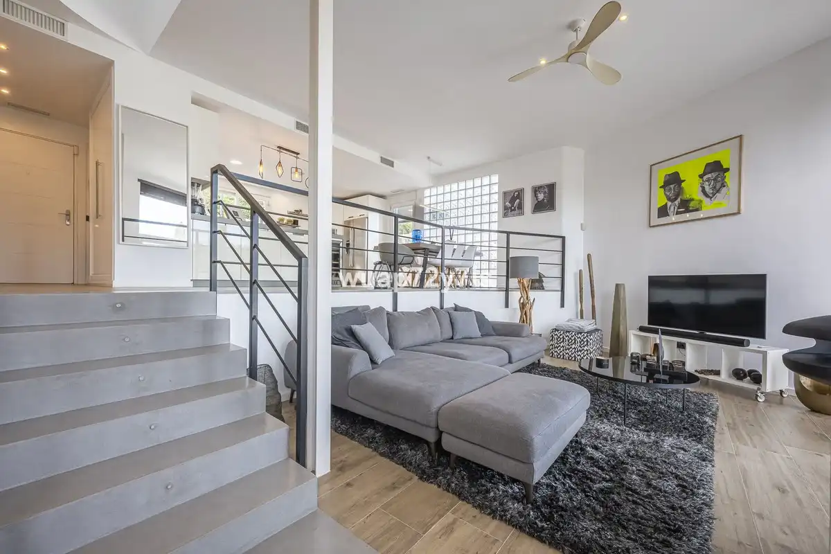 Sala d'estar de Casa adosada en venda en Marbella amb Aire condicionat, Terrassa i Traster
