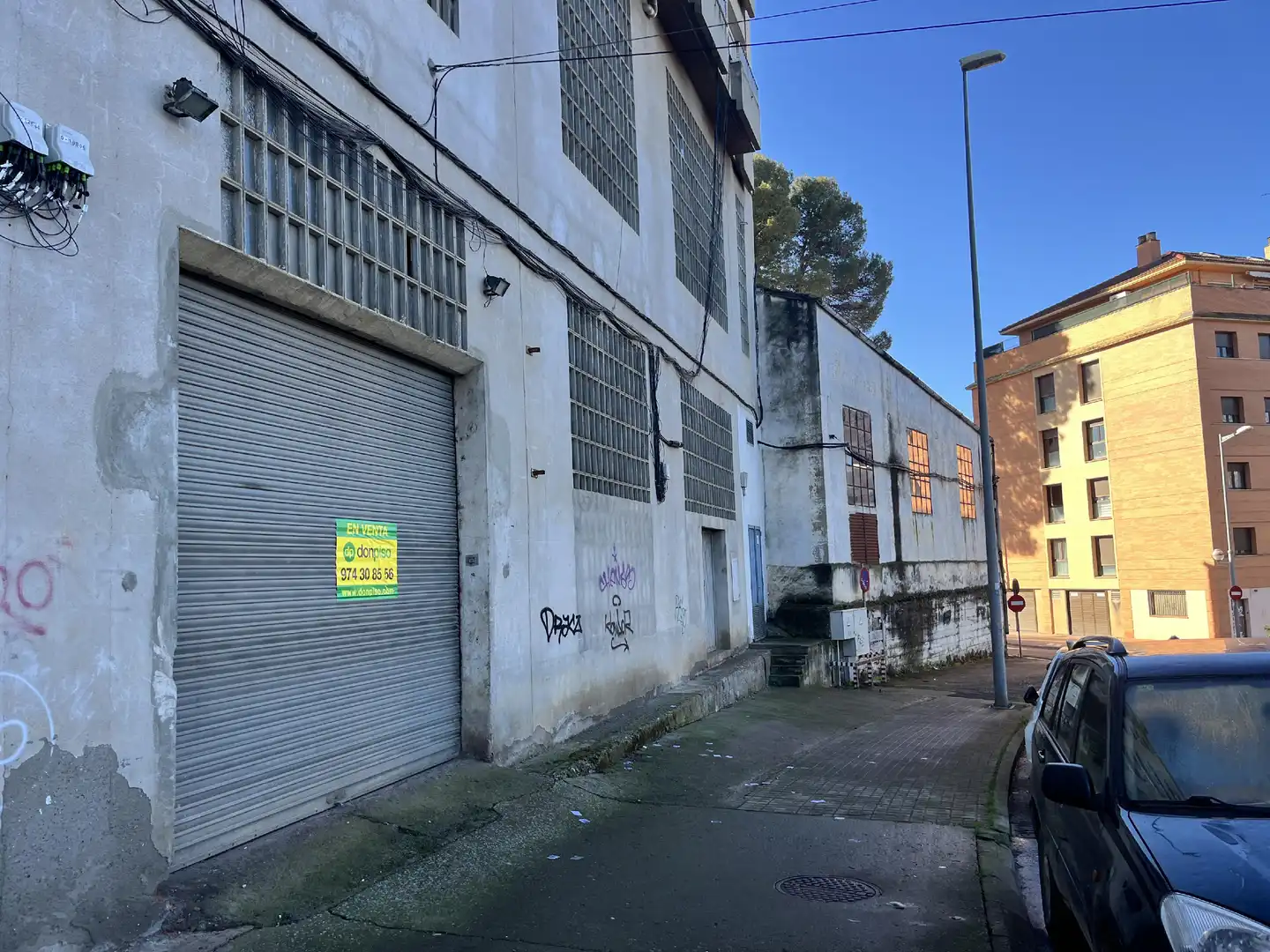 Außenansicht von Fabrikhallen zum Verkauf in Barbastro