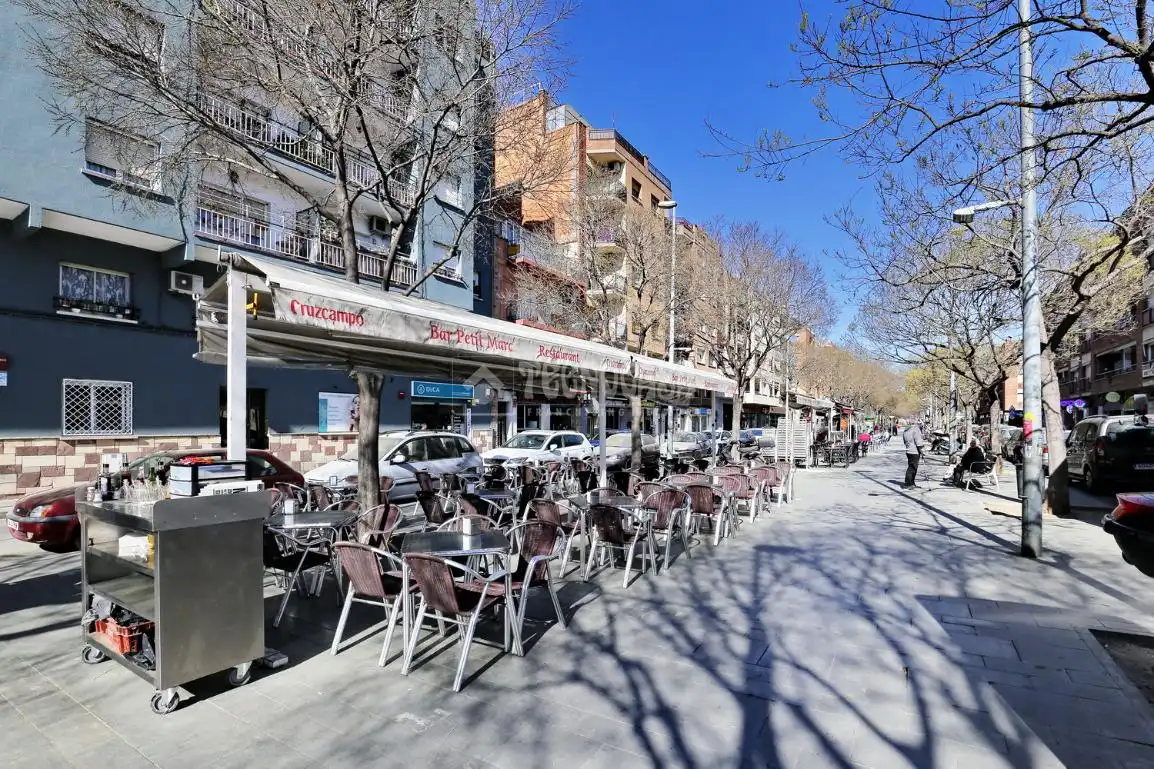 Vista exterior de Casa adosada en venda en Montcada i Reixac amb Balcó