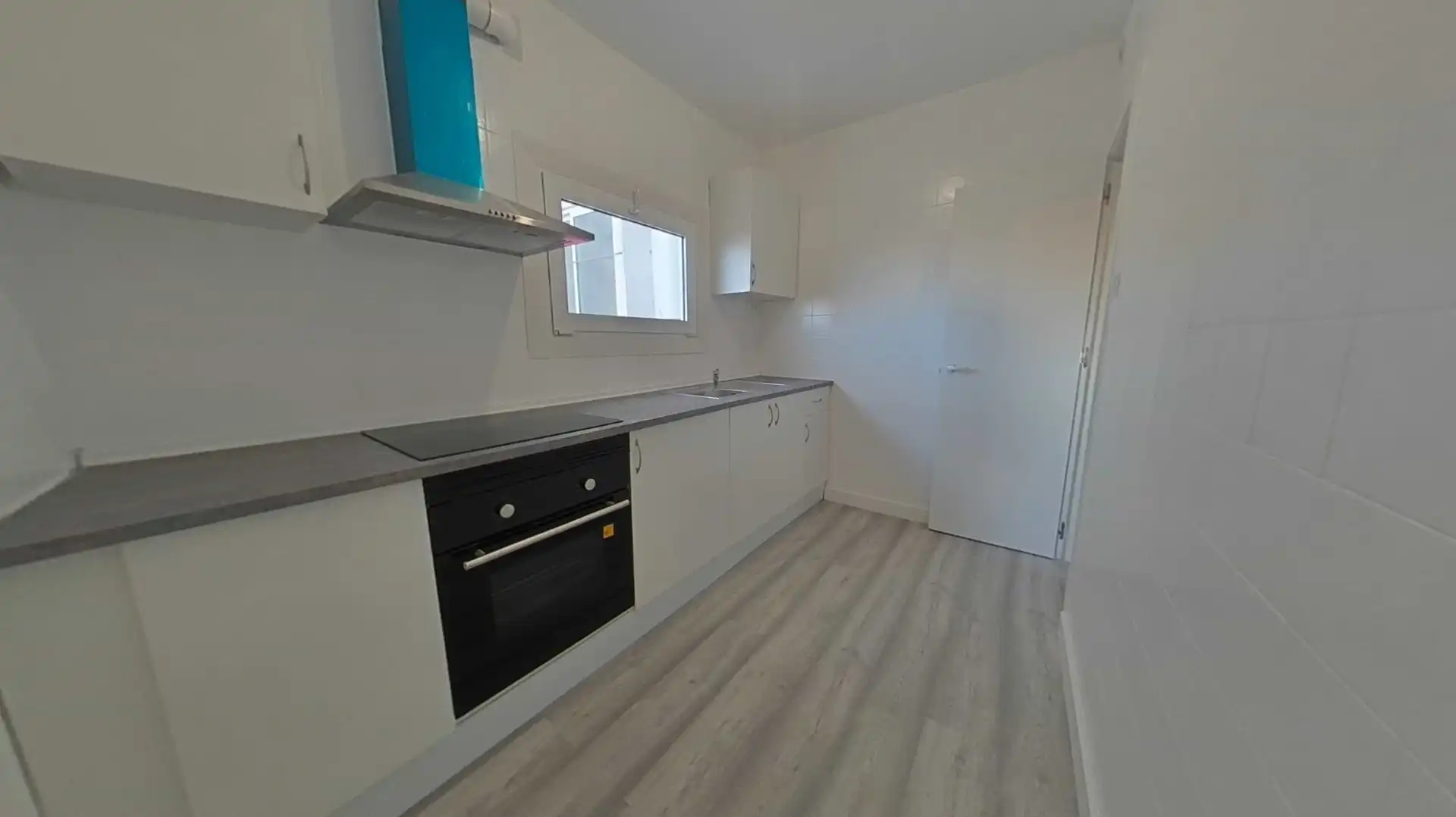 Cocina de Piso en venta en L'Hospitalet de Llobregat con Parquet