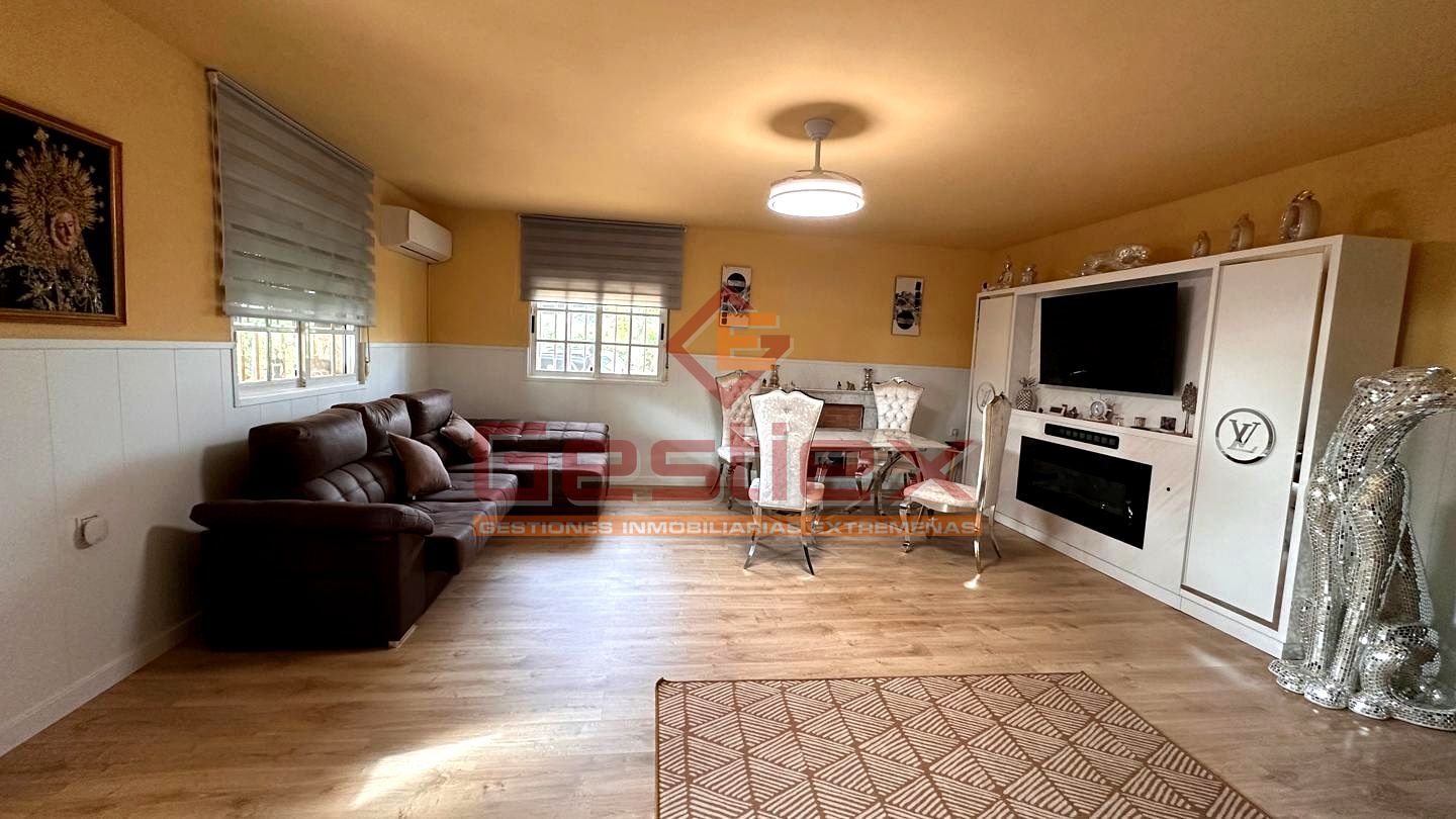 Sala d'estar de Casa o xalet en venda en Almendralejo amb Aire condicionat i Piscina comunitària