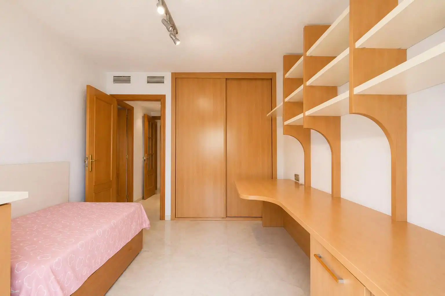 Habitación de Ático de alquiler en Málaga con Jardín privado, Terraza y Amueblado
