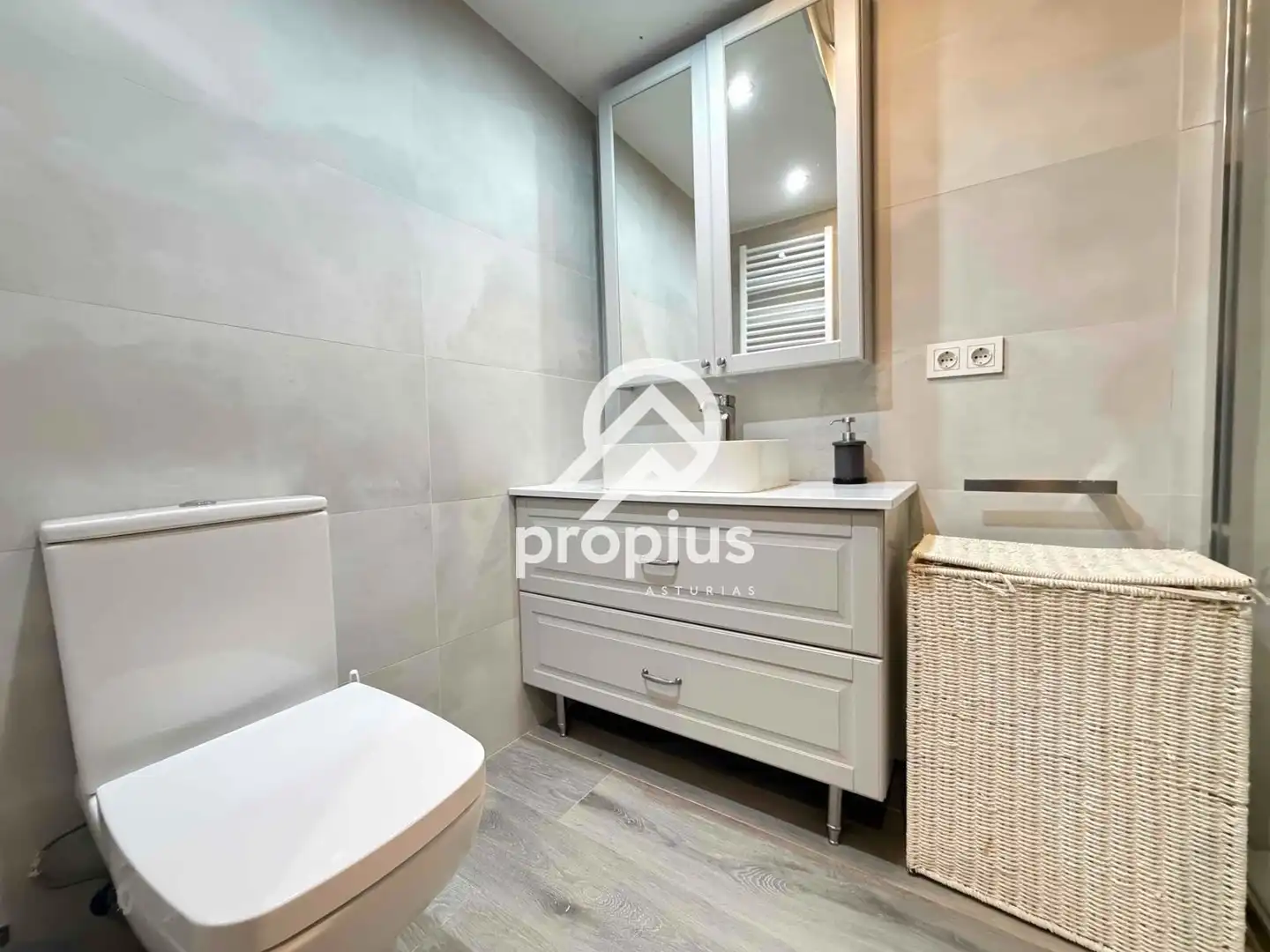 Badezimmer von Wohnung zum Verkauf in Oviedo  mit Heizung, Abstellraum und Möbliert