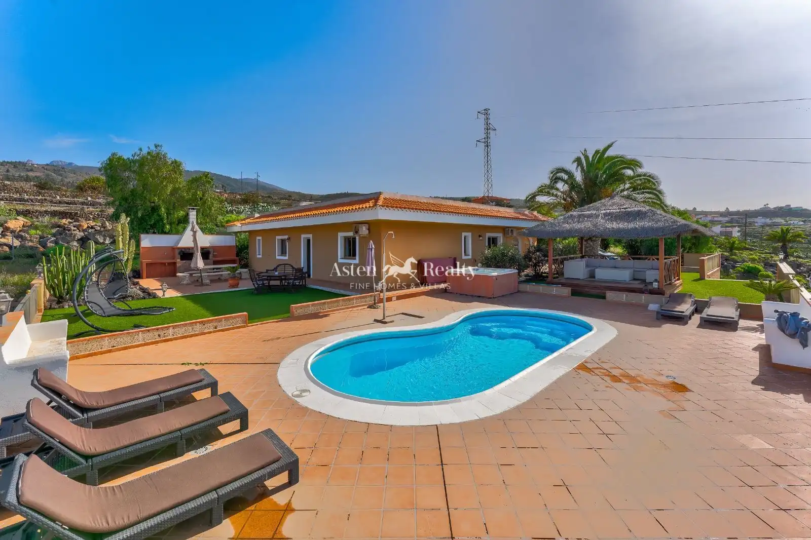Vista exterior de Casa o xalet en venda en Adeje amb Aire condicionat, Traster i Piscina