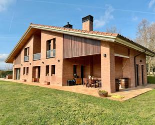 Vista exterior de Casa o xalet en venda en Vitoria - Gasteiz amb Calefacció, Jardí privat i Terrassa