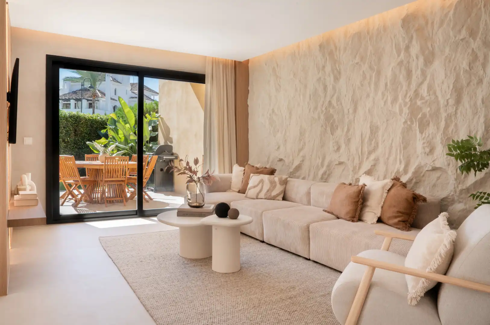 Sala d'estar de Casa adosada en venda en Marbella amb Aire condicionat, Jardí privat i Terrassa