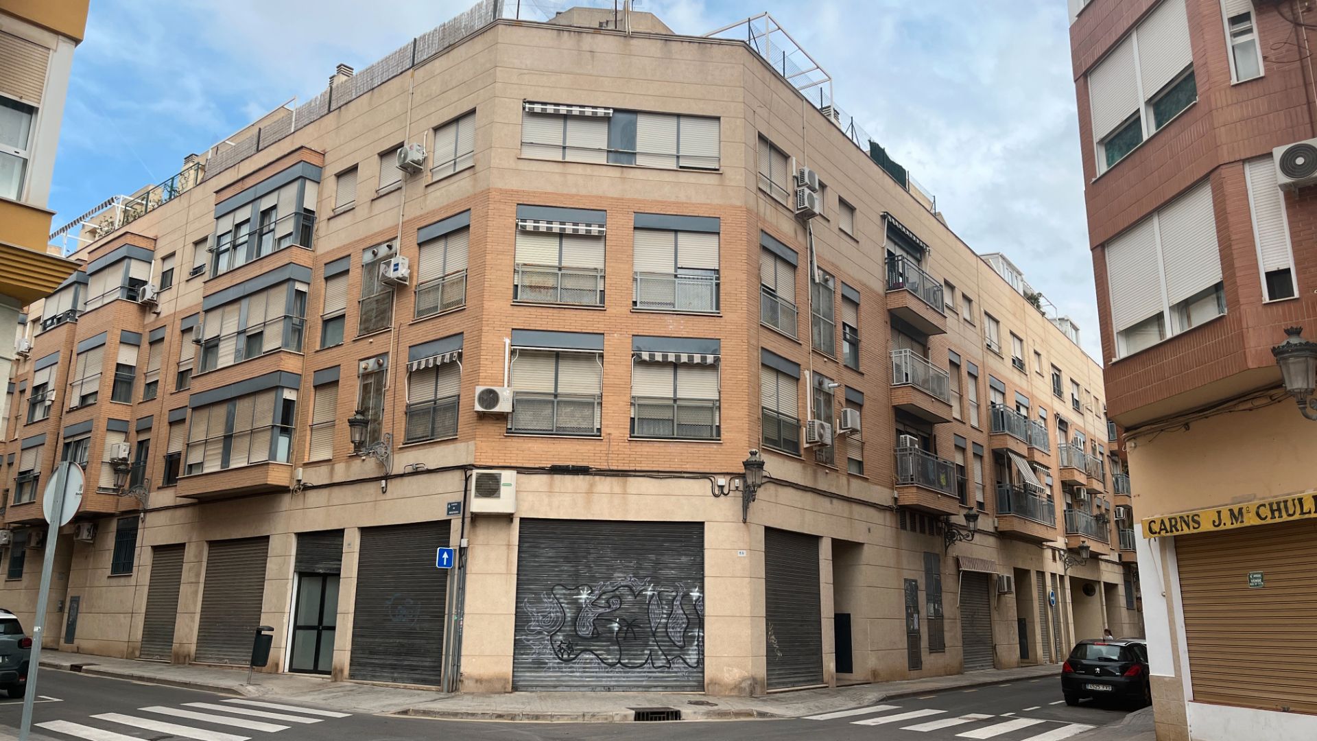 Exterior view of Premises for sale in  Valencia Capital  with Air Conditioner and Alarm