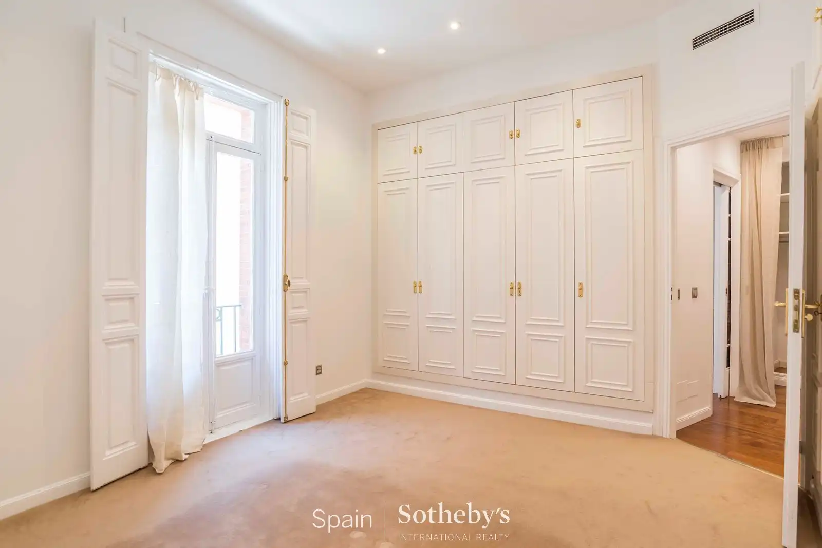 Dormitori de Apartament de lloguer en Madrid amb Aire condicionat i Calefacció