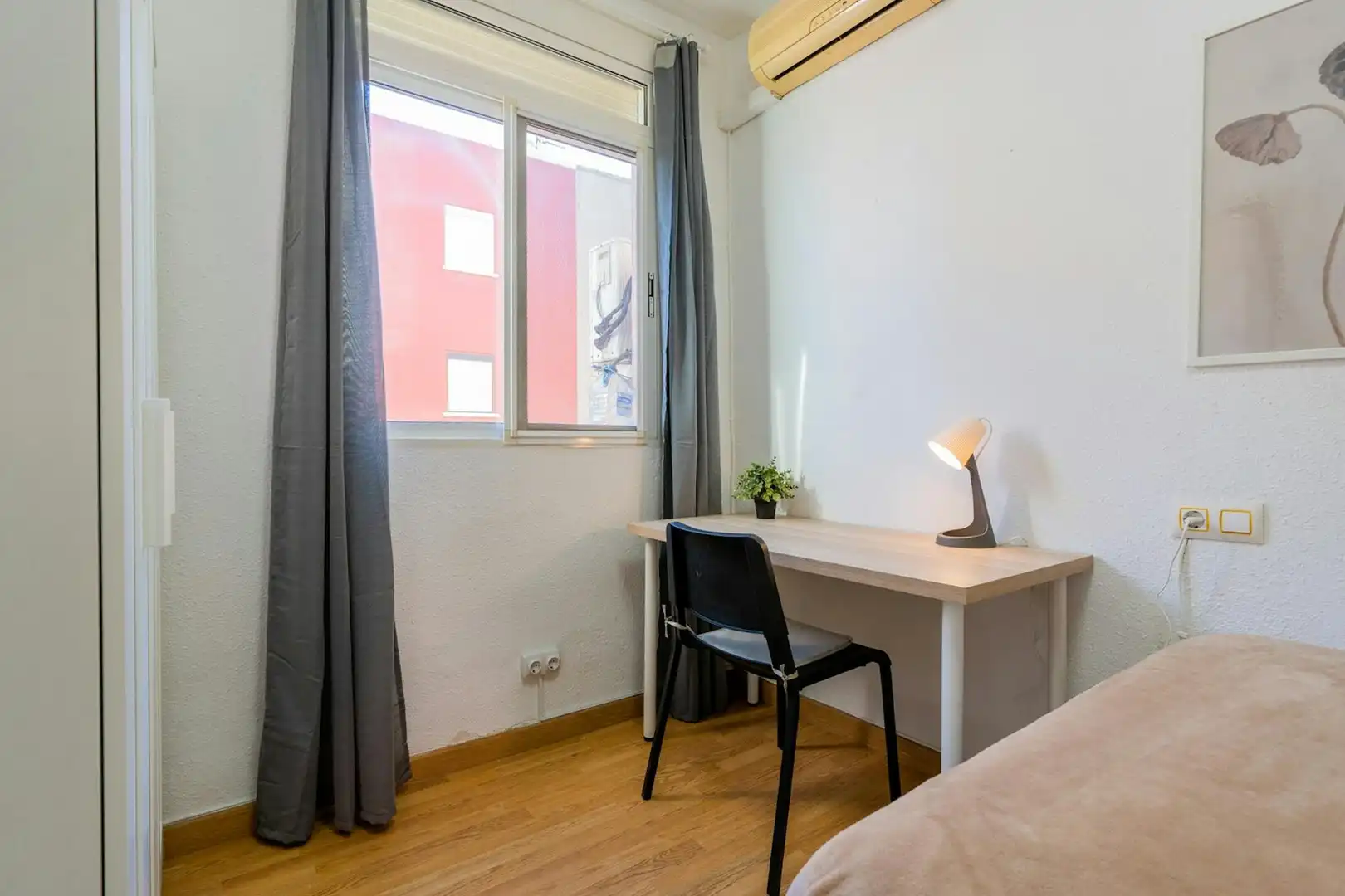 Bedroom of Flat for share in Valencia  with Furnished, Washing machine and TV