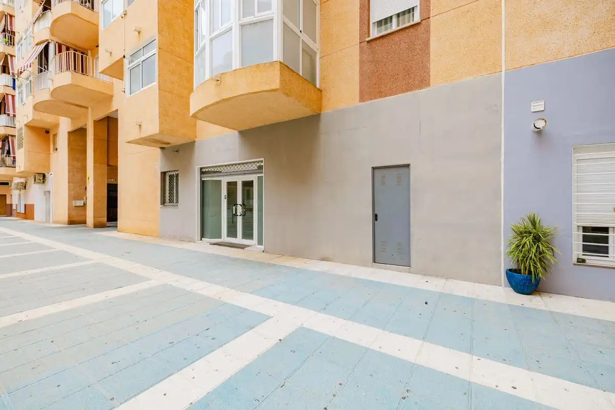 Vista exterior de Local en venda en Estepona amb Calefacció