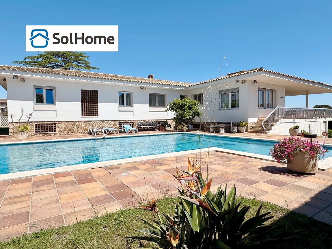 Vista exterior de Casa o xalet en venda en L'Escala amb Calefacció, Jardí privat i Terrassa