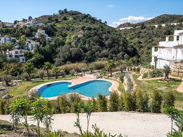 Baixos amb piscina en venda a Nueva Andalucía
