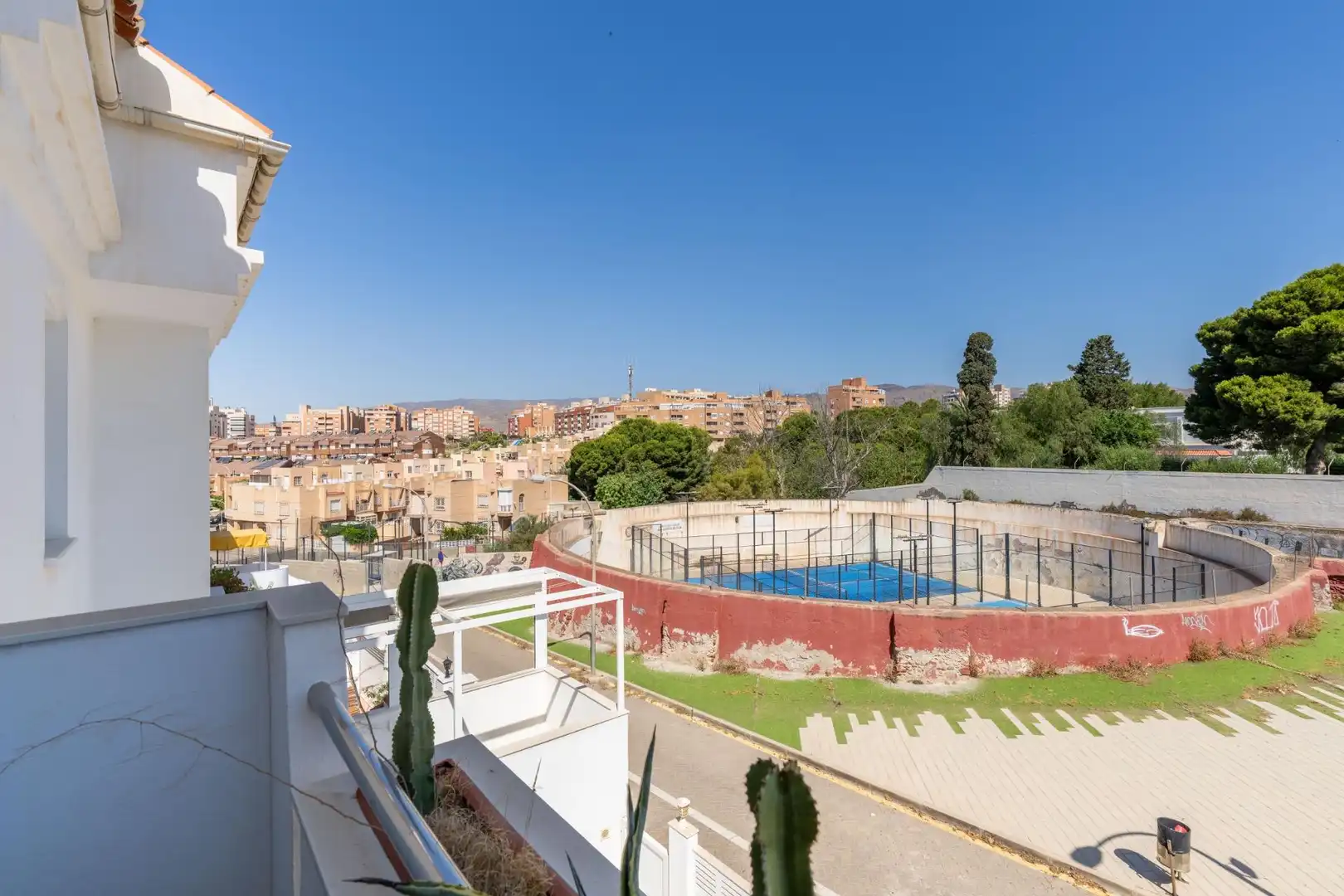 Vista exterior de Casa adosada en venta en Almería con Aire acondicionado, Terraza y Trastero