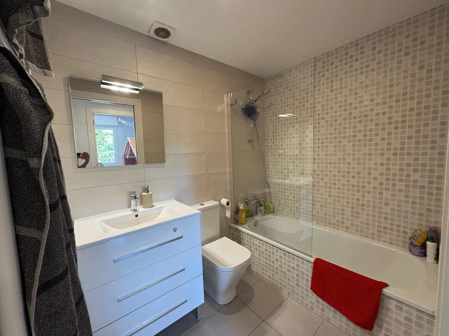 Badezimmer von Wohnung zum Verkauf in Barcelona mit Balkon