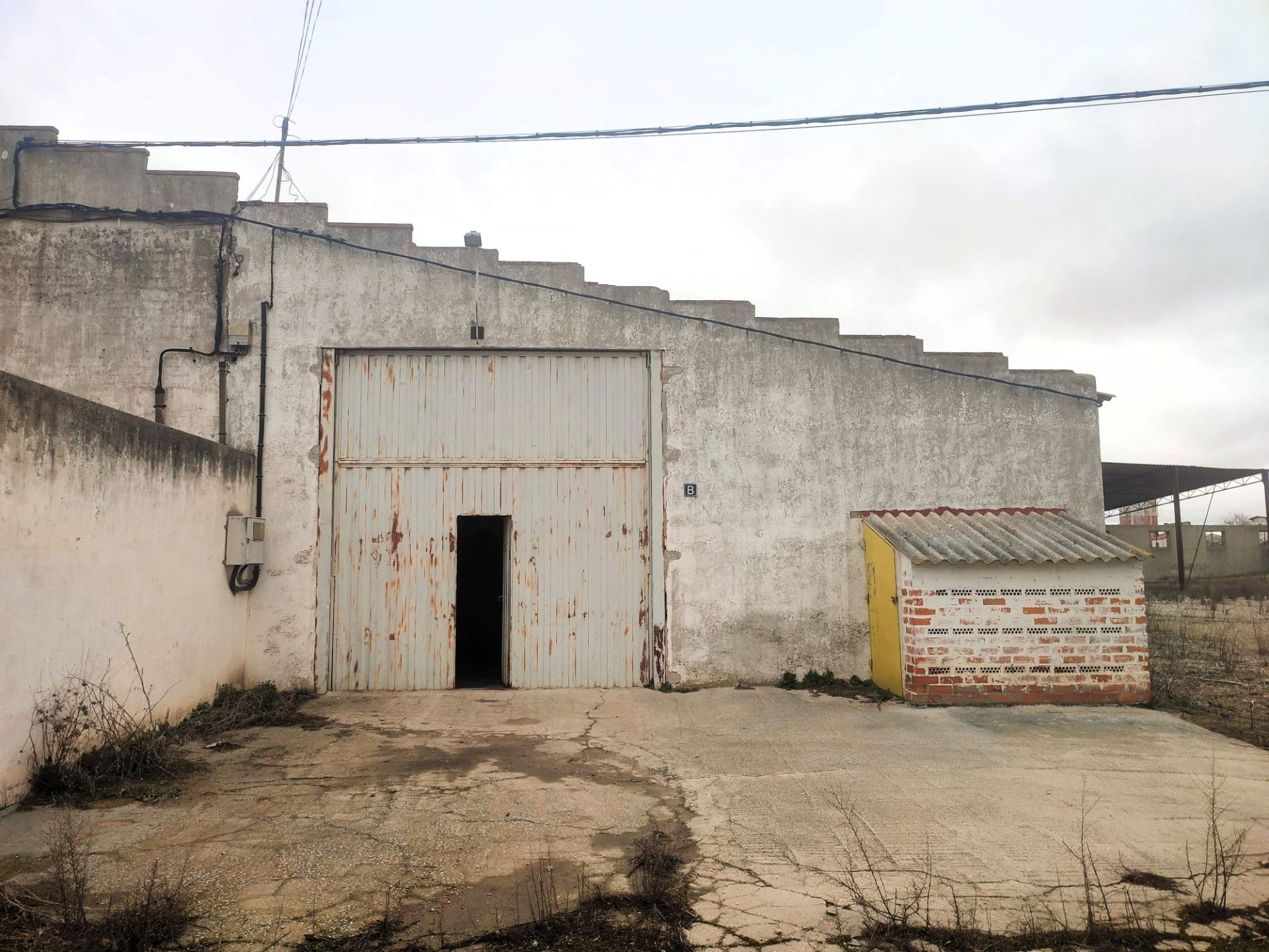 Außenansicht von Fabrikhallen zur Miete in Medina del Campo