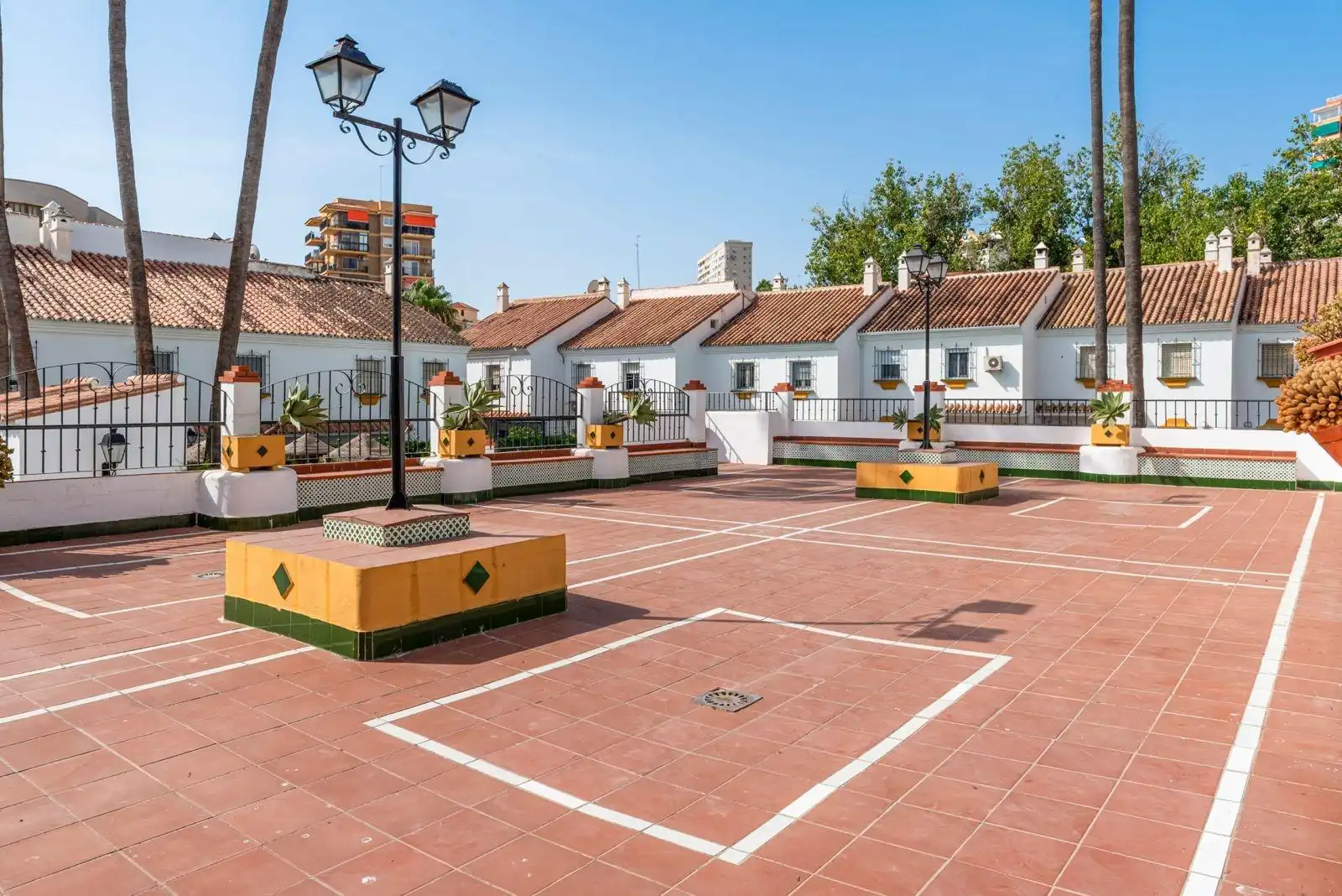 Vista exterior de Casa adosada en venda en Torremolinos amb Aire condicionat, Terrassa i Piscina comunitària